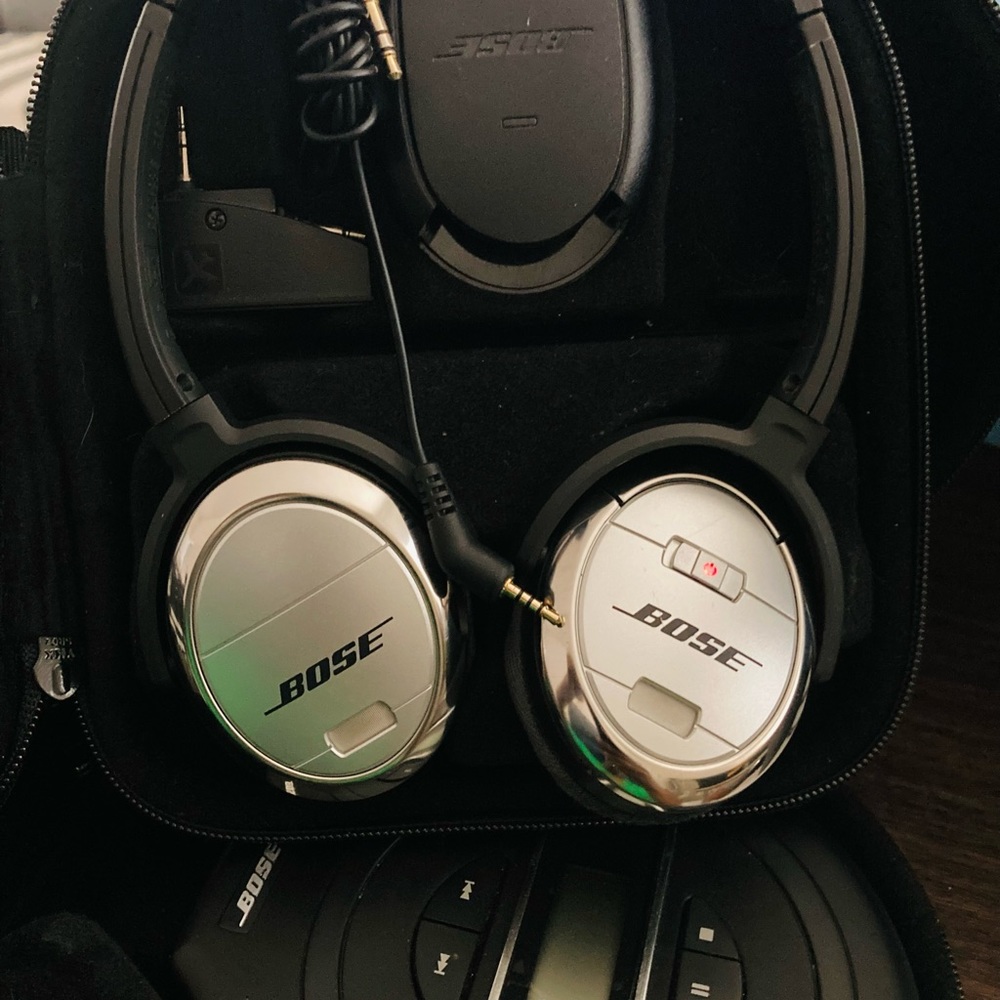 NICE BOSE QUIET COMFORT  3 QC-3 Acoustic Noise Cancelling Headphones With CASE